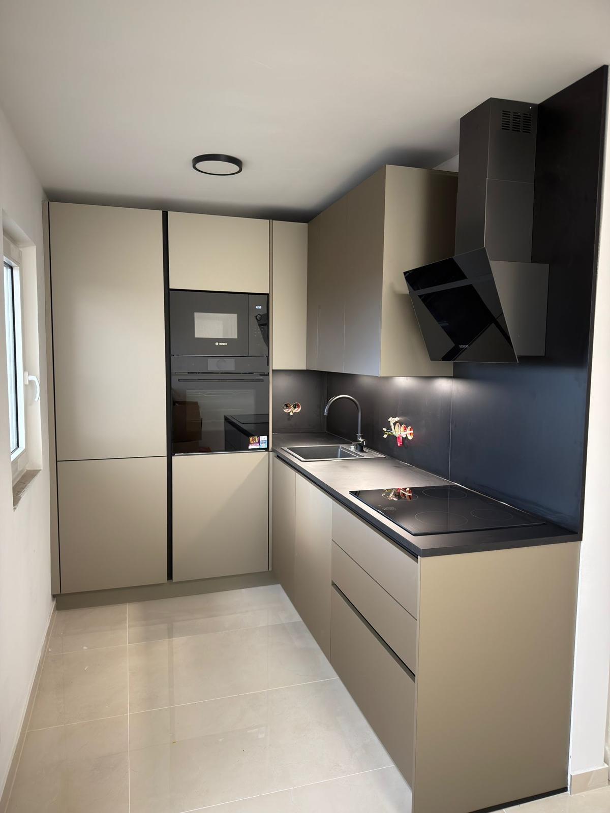 Küche mit modernem Design und hellen Oberflächen